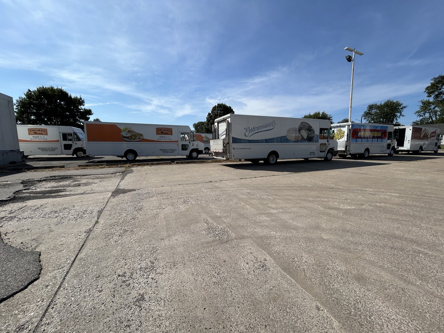 Thomas' English Muffins and Entenmann's bakery step vans in a route fleet lineup