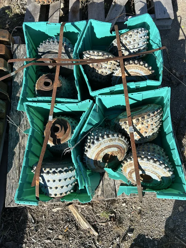 Crated rock-drilling cutters with button inserts