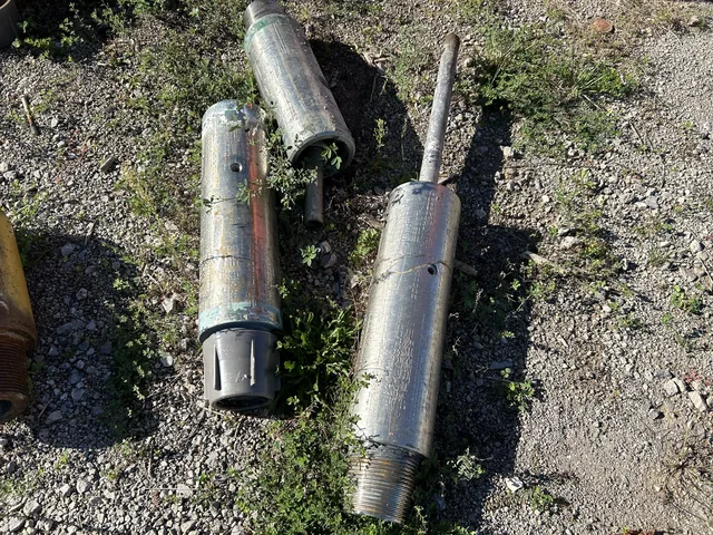 Large threaded cylindrical drilling components